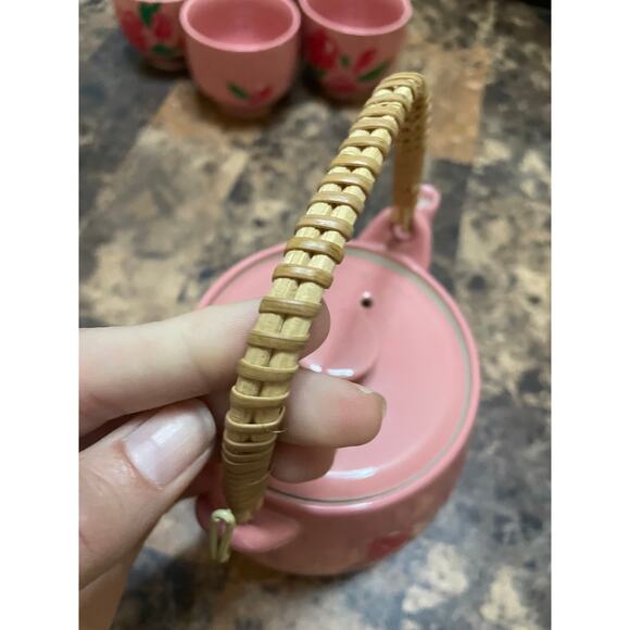 Vintage pink ceramic hand painted tea set with woven handle. - Picture 10 of 11
